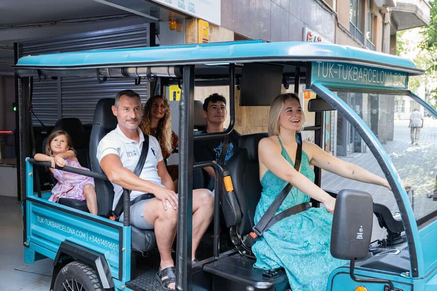 1,5-Hour Barcelona City & Beach Private Tuk-Tuk Tour - Sagrada Família: the big stop that sets the tone