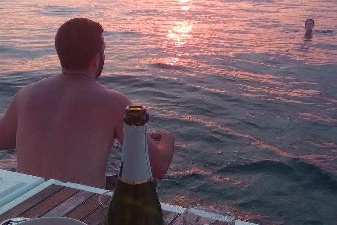 1h Refreshing Sailing Tour in Barcelona with Open Bar & Snacks - Open bar, snacks, and the kind of comfort that matters on a hot day