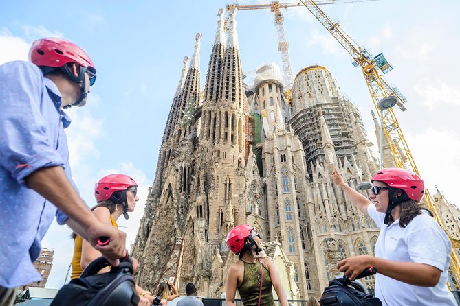 2,5h Barcelona Gaudí Segway Tour - Starting fast in Barcelona: Tres Xemeneies to Teatre Apolo