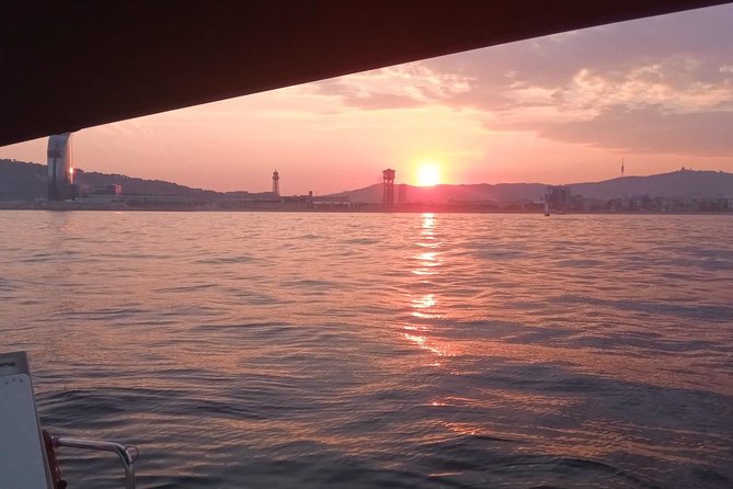 2-Hour Sailing Tour in Barcelona with Open Bar & Snacks - El Peix (The Golden Fish): A Landmark Stop With Real Photo Payoff