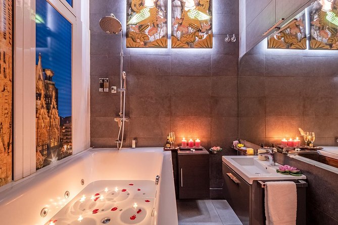 60 min Couple's Massage to choose and 30 min Floral Bath at THAI SPA MASSAGE - Entering Thai Spa Massage Barcelona on Pg. de Gràcia