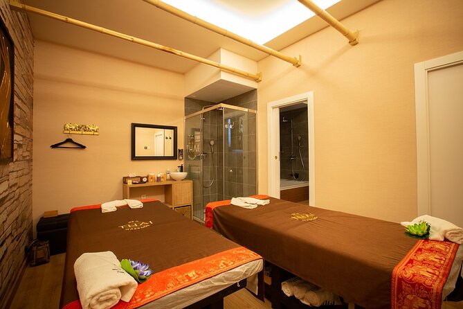 60 min Couple's Massage to Choose and 30 min Floral Bath THAI MASSAGE ALURA - Thai Spa Massage Alura in Les Corts: The Setting and the Vibe