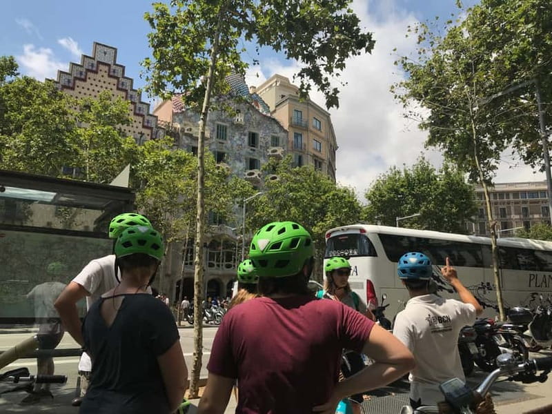 Barcelona: 1.5-Hour Sightseeing Tour by Bike/Electric Bike - Barceloneta Beach and Port Vell: finishing with sea air and skyline views