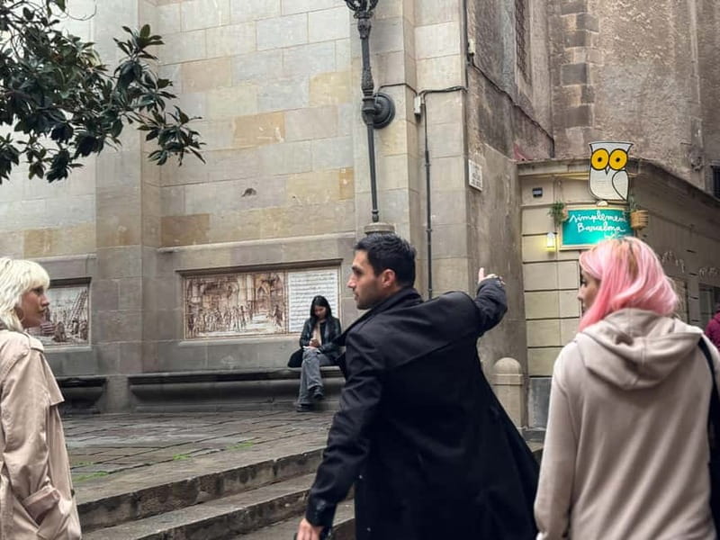 Barcelona: 1 Hour Gothic Quarter and El Born Walking Tour - Plaça de Catalunya: where your walk gets going