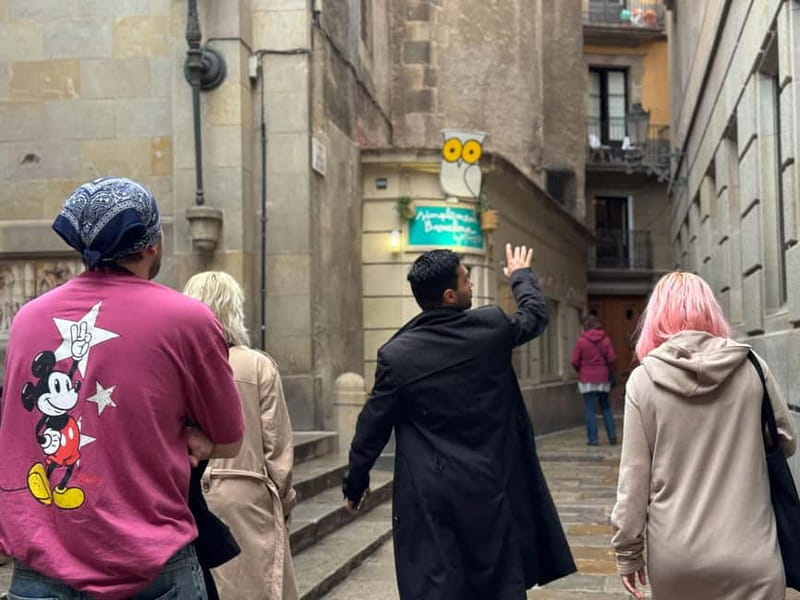 Barcelona: 1 Hour Gothic Quarter and El Born Walking Tour - Hidden plazas: the small stops that change the whole walk