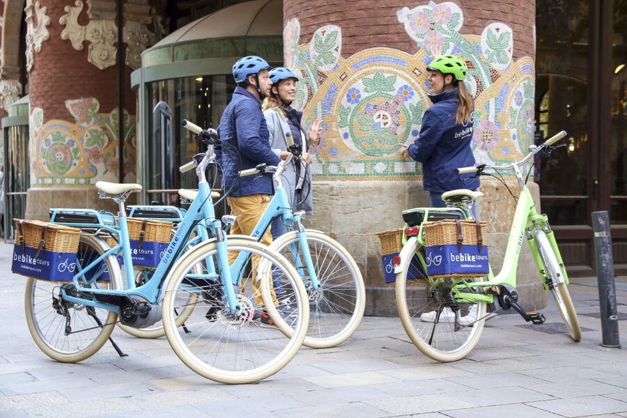 Barcelona: 2.5-Hour Bike or E-Bike Historical Tour - Price and value: $28 for a guided Gaudí loop