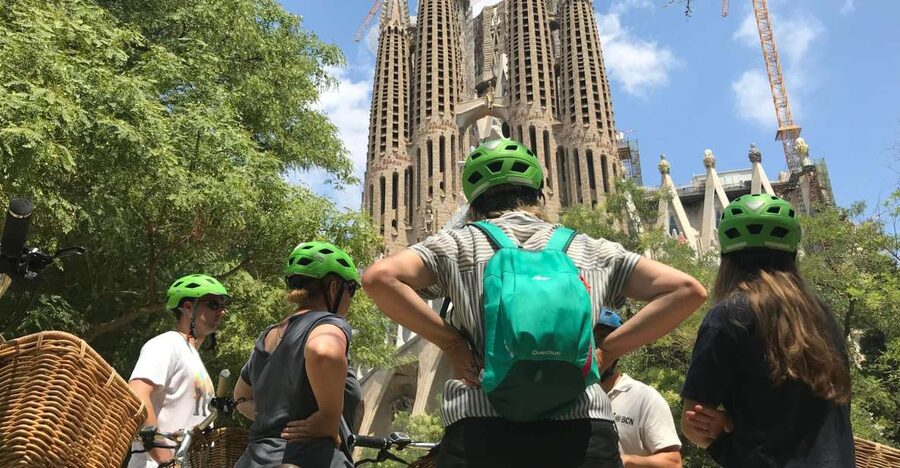 Barcelona: 2.5-Hour Bike or E-Bike Historical Tour - The bikes, the guide, and what’s included (so you can travel lighter)