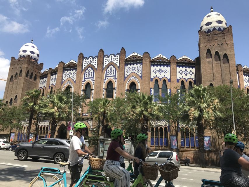 Barcelona: 2.5-Hour Bike or E-Bike Historical Tour - Arc de Triomf and Parc de la Ciutadella: the opening photo stops