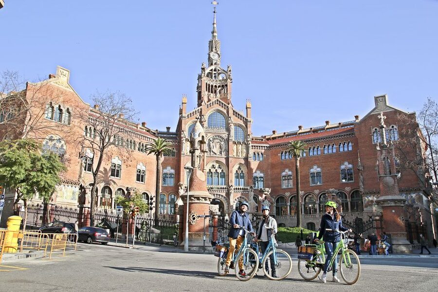 Barcelona: 2.5-Hour Bike or E-Bike Historical Tour - Meeting at Passeig de Lluís Companys, 10 near Arc de Triomf