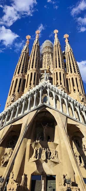 Barcelona: 3-Hour Best of the city Walking Tour & Surprise - Sagrada Familia exterior in 50 minutes: seeing the vision without a ticket hunt