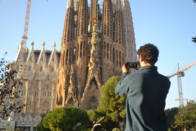 Barcelona 3-hour Bike or E-Bike Tour: Gaudí By Bike - Casa de les Punxes and the rhythm of Gaudí facades
