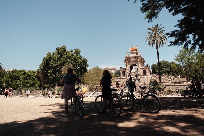 Barcelona 3-hour Bike or E-Bike Tour: Highlights and Hidden Gems - Parc de la Ciutadella: your reset stop