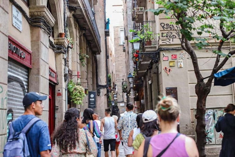 Barcelona: 360 Old Town Tour with Artists - Key points to know before you go