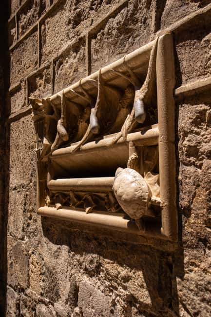 Barcelona: 360 Old Town Tour with Artists - Why this Old Town walk feels different than a standard guided tour