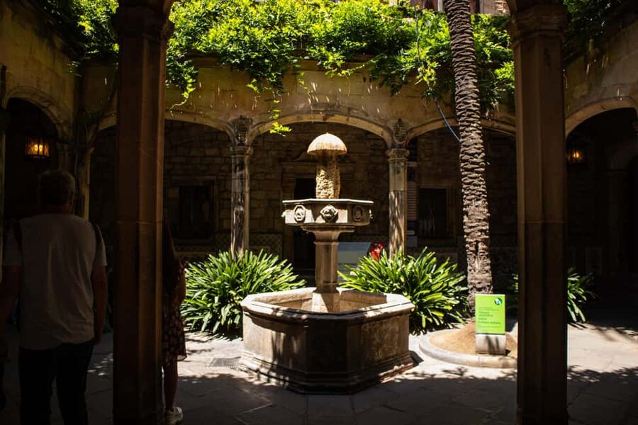 Barcelona: 360 Old Town Tour with Artists - Basilica de Santa Maria del Pi and Barcelona Cathedral: sacred space as story engine