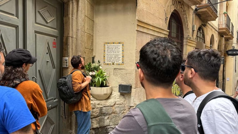 Barcelona: 360 Old Town Tour with Artists - St. Mary of the Sea Cathedral and the walk to Mercat del Born