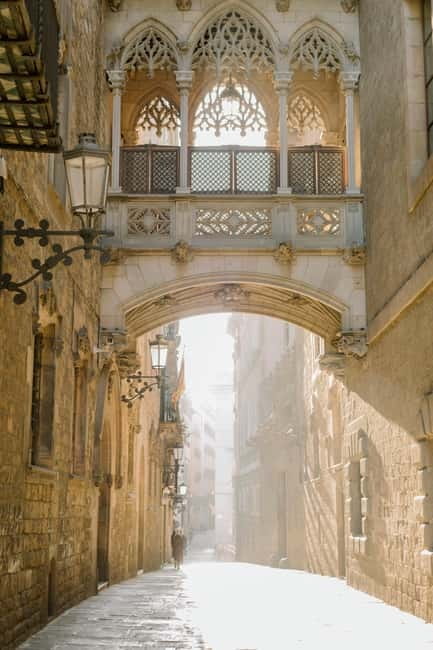 Barcelona: 360 Old Town Tour with Artists - Meeting at Plaça de la Universitat: the start matters