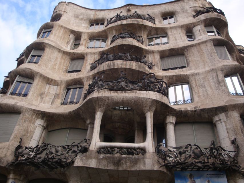 Barcelona: Art Nouveau & Gaudí Tour - Plaça de Urquinaona start, U-Bahn help, and the relaxed walk rhythm
