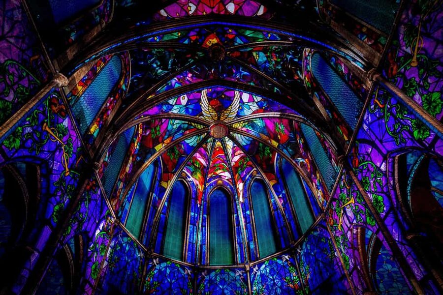 Barcelona Basilica: Immersive Light and Sound Show - LUMINISCENCE - Live choir weekends vs digital music nights: which one should you choose?