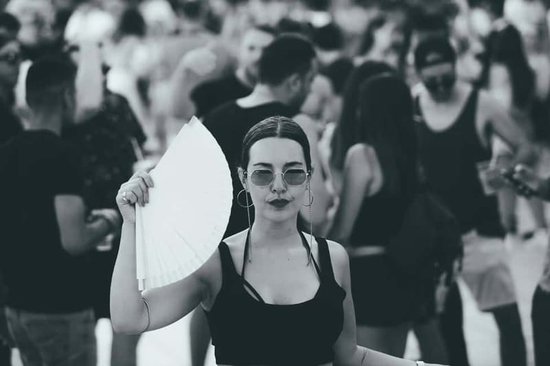 Barcelona: Beach Club Pool Party with DJ - Entry at 6pm and the rhythm of the evening