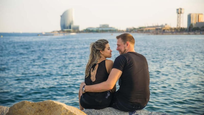 Barcelona: Beach Photoshoot - 30 minutes by the water: the easy souvenir package with 20 photos
