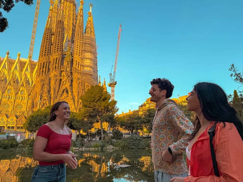 Barcelona Before the Crowds: Sunrise Bike Tour - Meeting at Café Beluard and Getting Set Up Fast