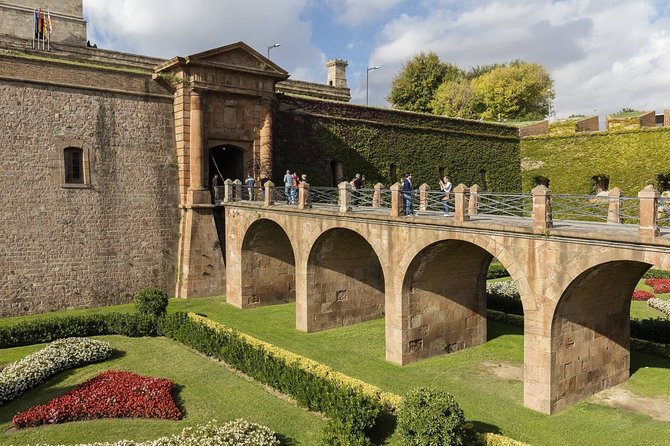 Barcelona Best Views: Old Town and Montjuic Castle Private Tour - Getting to Montjuïc: funicular and cable car (the smart way up)