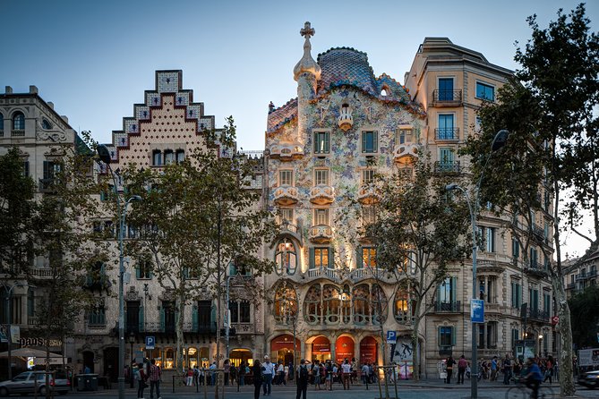 Barcelona Bike Highlights & Sagrada Familia Small Group Tour - Bike comfort, helmets, locks, and real-world road energy