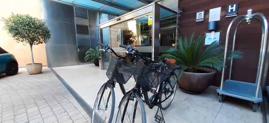 Barcelona: Bike Rental with Delivery and Pickup - Sagrada Familia: impressive architecture without the schedule pressure