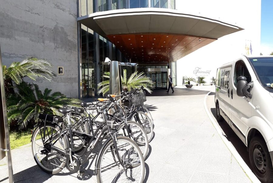 Barcelona: Bike Rental with Delivery and Pickup - Arc de Triomphe and Olympic Port: landmark stops plus an easy food-and-rest zone