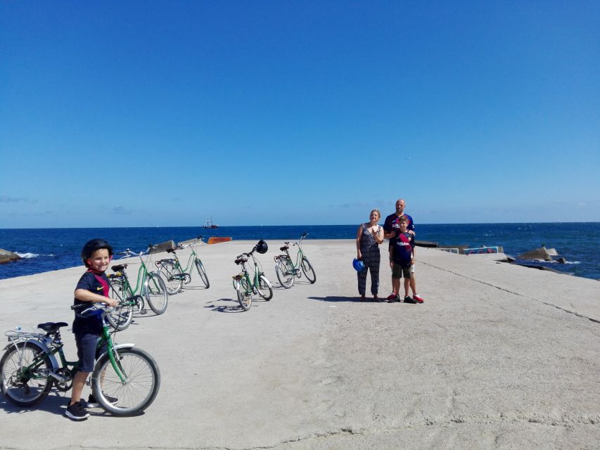 Barcelona: Bike Tour for Families - Citadel Park waterfall and the Arch of Triumph photo moments
