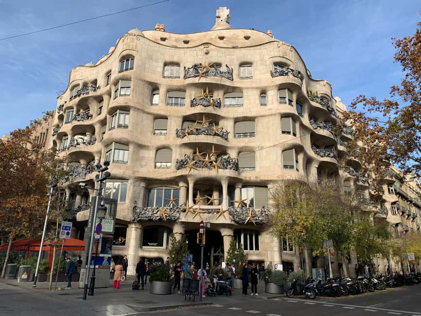 Barcelona Bike Tour: Iconic Sights & Hidden Spots - The route start: Arc de Triomf and Monumental Cascada power your momentum