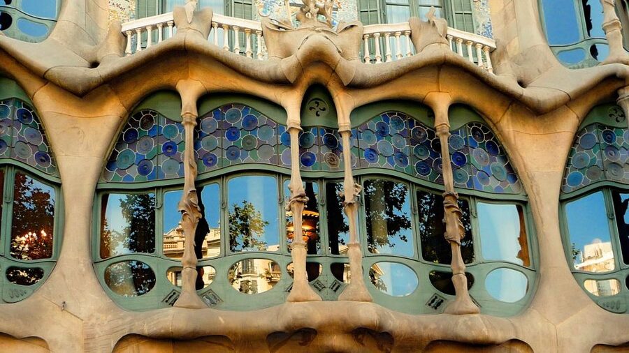 Barcelona: Bike Tour & Sagrada Familia Skip-the-Line Tickets - Key highlights you’ll feel right away