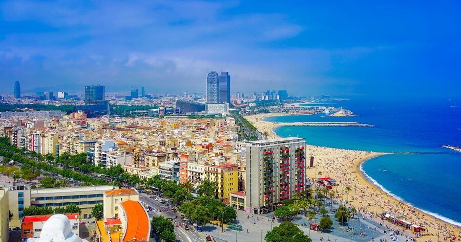 Barcelona: Bike Tour & Sagrada Familia Skip-the-Line Tickets - L’Eixample: the 19th-century expansion you’ll recognize later
