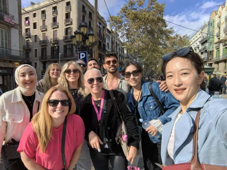 Barcelona: Bike Tour & Sagrada Familia Skip-the-Line Tickets - Meeting point and how the tour flows