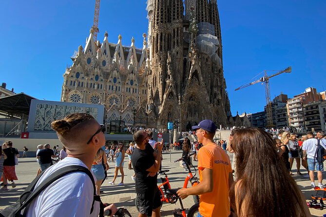Barcelona bike tour with French guide 20-ТOP, bike/eBike - Plaça Catalunya pigeon-feeding and the Monumental bullring