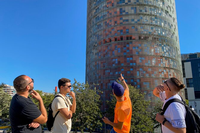 Barcelona bike tour with French guide 20-ТOP, bike/eBike - Guide, group size, and what to expect when the city slows you down