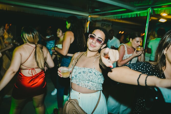 Barcelona Boat Party Cruise with Drinks & Live DJ - Drinks and the DJ setup: how to make the most of the onboard party