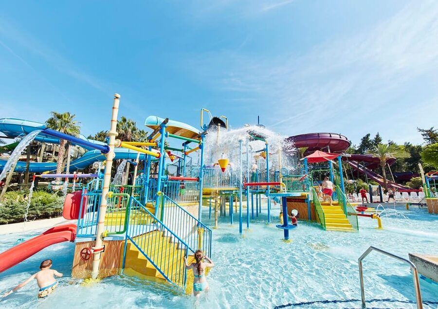 Barcelona: Caribe Aquatic Park Full-Day Ticket with Transfer - Fast entry and your first hour in the park