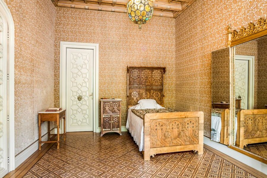 Barcelona: Casa Amatller Guided Visit with Chocolate Gift - Interiors and decoration: what you learn from seeing the original furniture