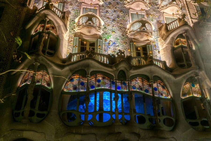 Barcelona: Casa Batlló 'A Winter Night' Experience - Casa Batlló, lit for a story night