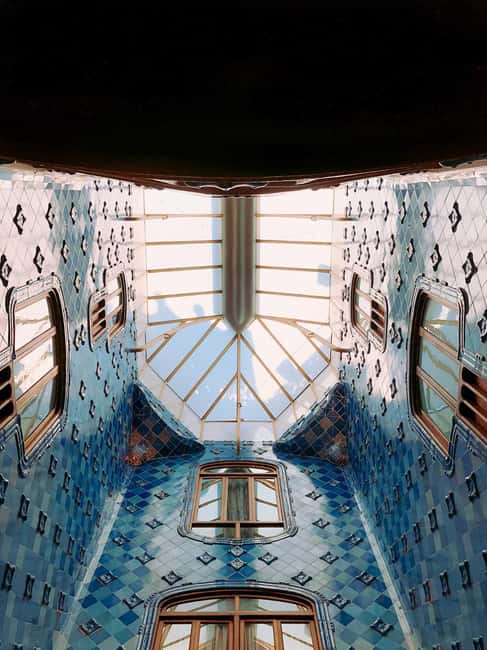 Barcelona: Casa Batlló Early Access Guided Tour - Entering Casa Batlló at 8:30: what the guided experience actually delivers
