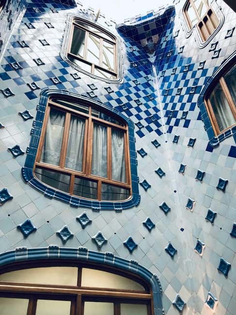 Barcelona: Casa Batlló Early Access Guided Tour - Rooftop time: Gaudí Dôme and Gaudí Cube viewpoints