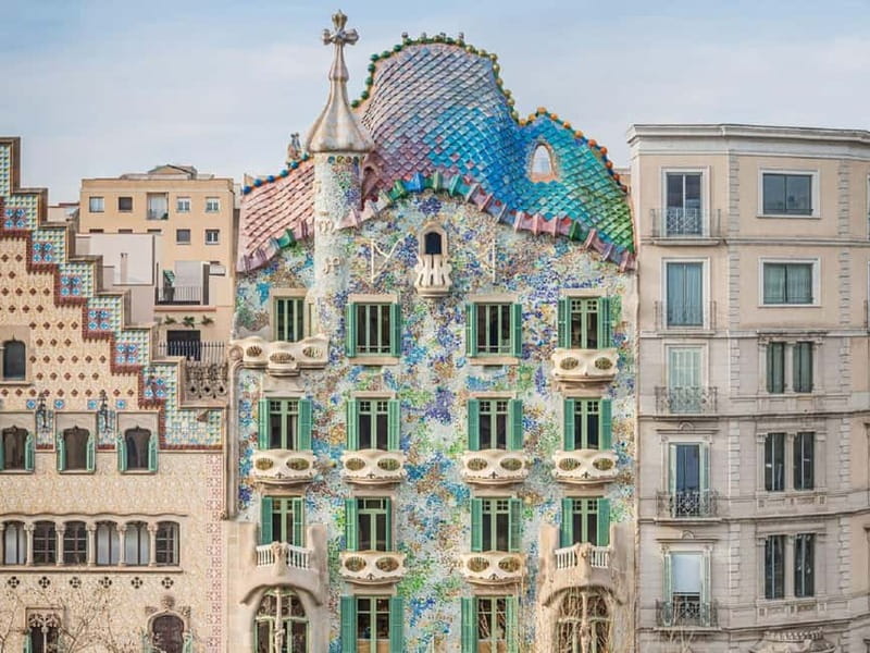 Barcelona: Casa Batlló Tour and Optional White Rabbit Museum - Dragon rooftop and chimneys: where trencadís becomes a treasure hunt