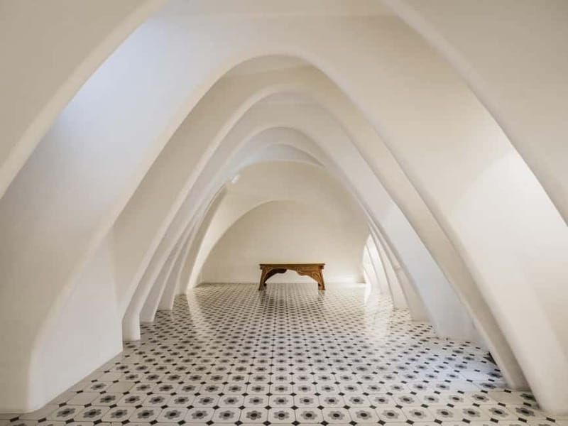 Barcelona: Casa Batlló Tour and Optional White Rabbit Museum - Timing, headsets, and meeting point: the stuff that can make or break your start