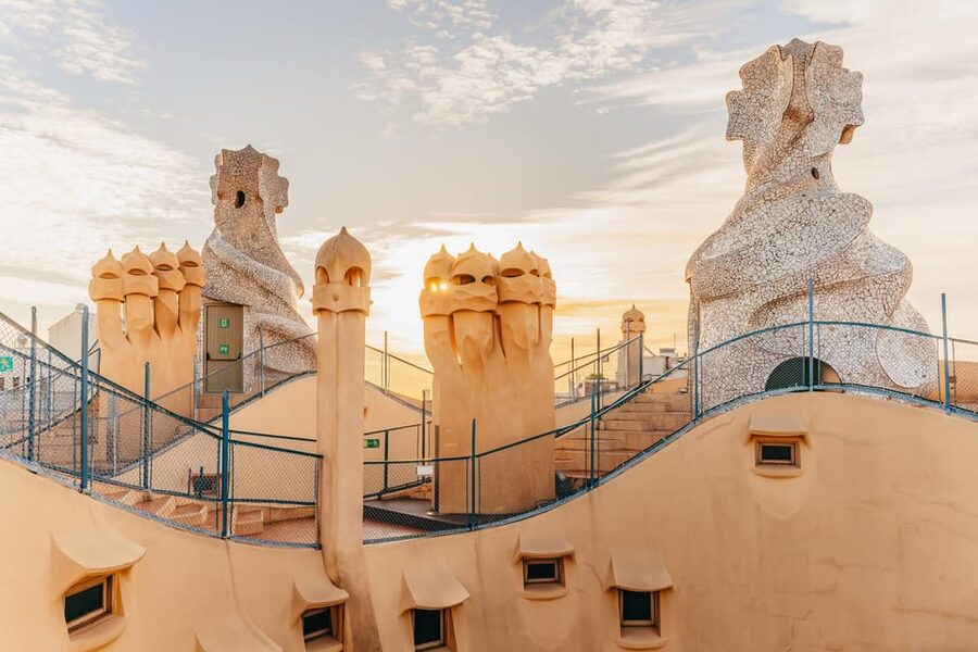 Barcelona: Casa Milà Early-Morning Access Guided Tour - Finding the meeting point on Passeig de Gracia