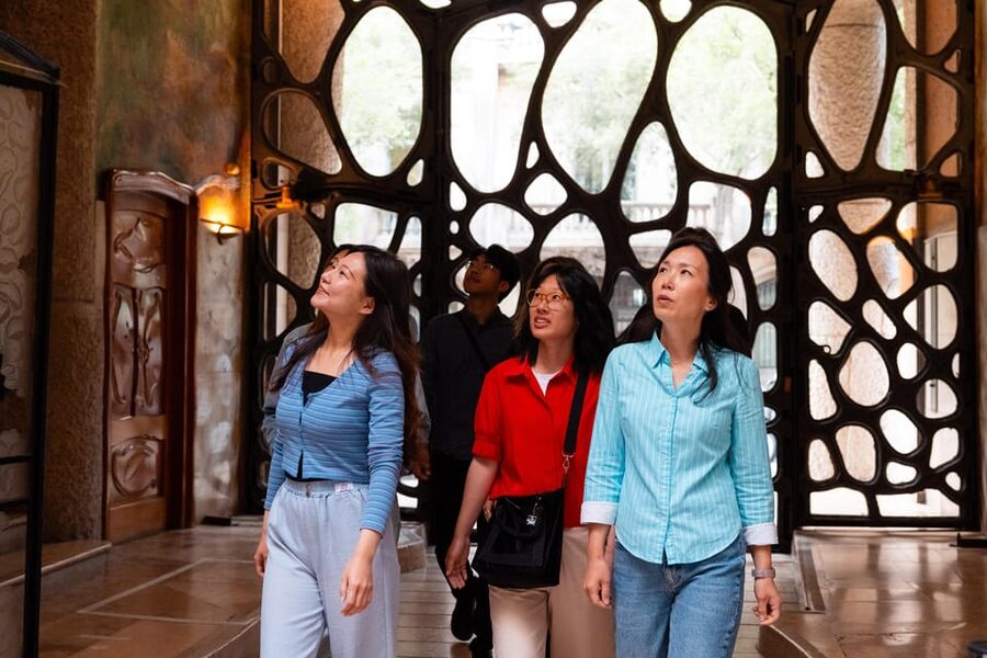 Barcelona: Casa Vicens, Pedrera, and Casa Batlló Guided Tour - Gràcia and Passeig de Gràcia walk: Modernisme in the street-level context