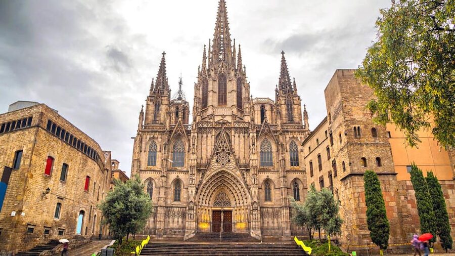 Barcelona Cathedral: Exclusive walking tour & entry tickets. - The Neighborhood Walk and Ticket Meet-and-Greet That Saves Time