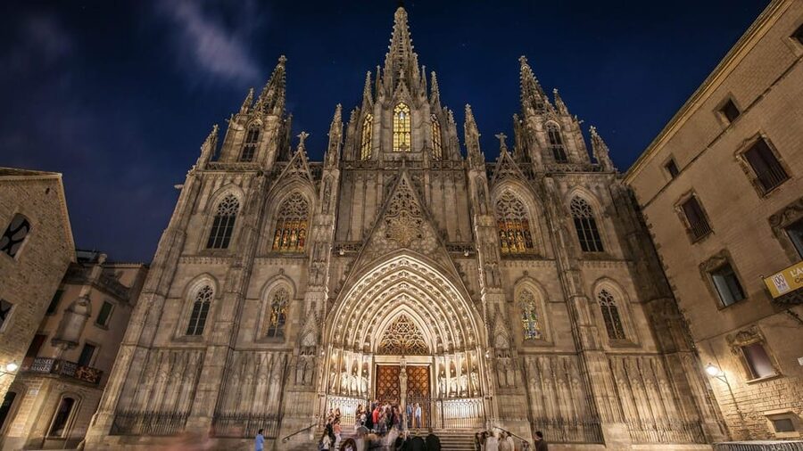 Barcelona Cathedral: Exclusive walking tour & entry tickets. - Panoramic Rooftop Views: How the City Changes Perspective
