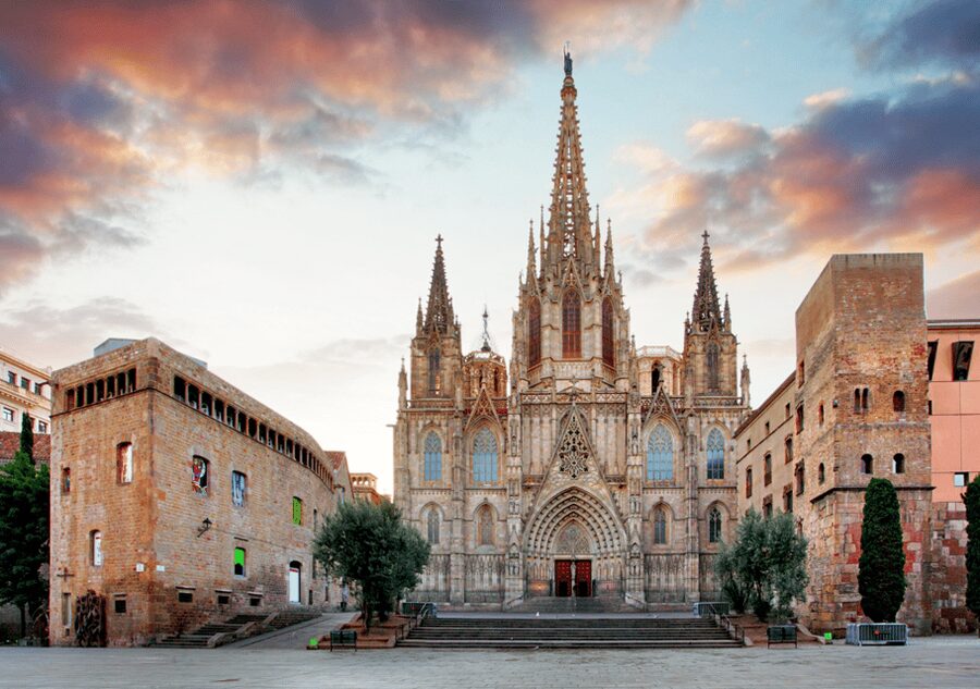 Barcelona Cathedral: Ticket, Guided Tour and VR Experience - Entering the Cathedral: Gothic Beauty on Top of a Roman Past